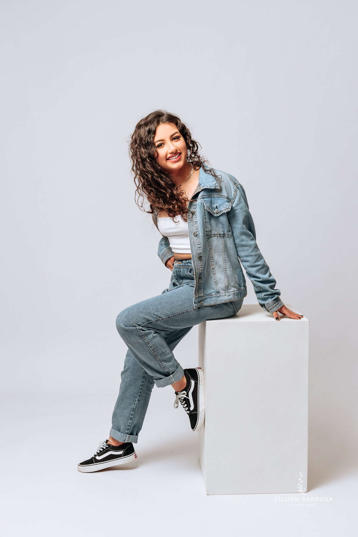 ensaio-de-quinze-anos-book-de-quinze-anos-no-estudio-fotografico-conjunto-jeans-vestido-preto-fotografa-de-lauro-muller-santa-catarina-