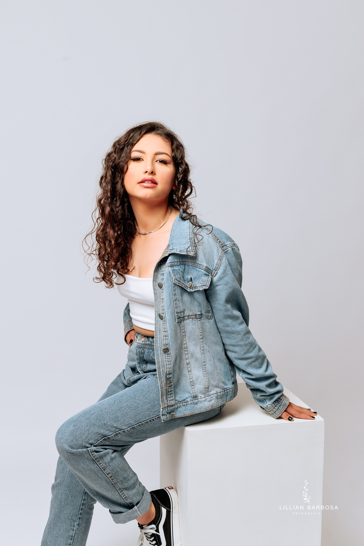 ensaio-de-quinze-anos-book-de-quinze-anos-no-estudio-fotografico-conjunto-jeans-vestido-preto-fotografa-de-lauro-muller-santa-catarina-