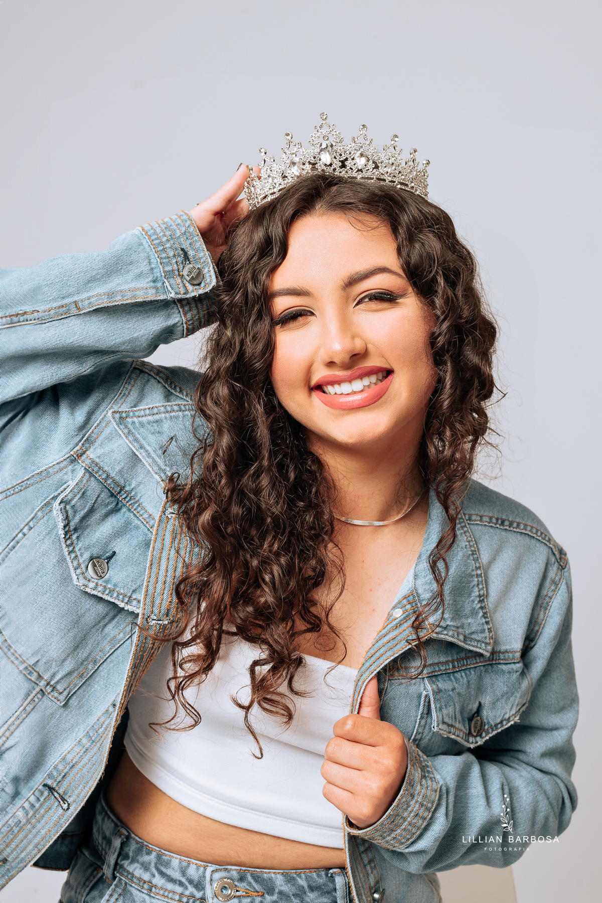 ensaio-de-quinze-anos-book-de-quinze-anos-no-estudio-fotografico-conjunto-jeans-vestido-preto-fotografa-de-lauro-muller-santa-catarina-