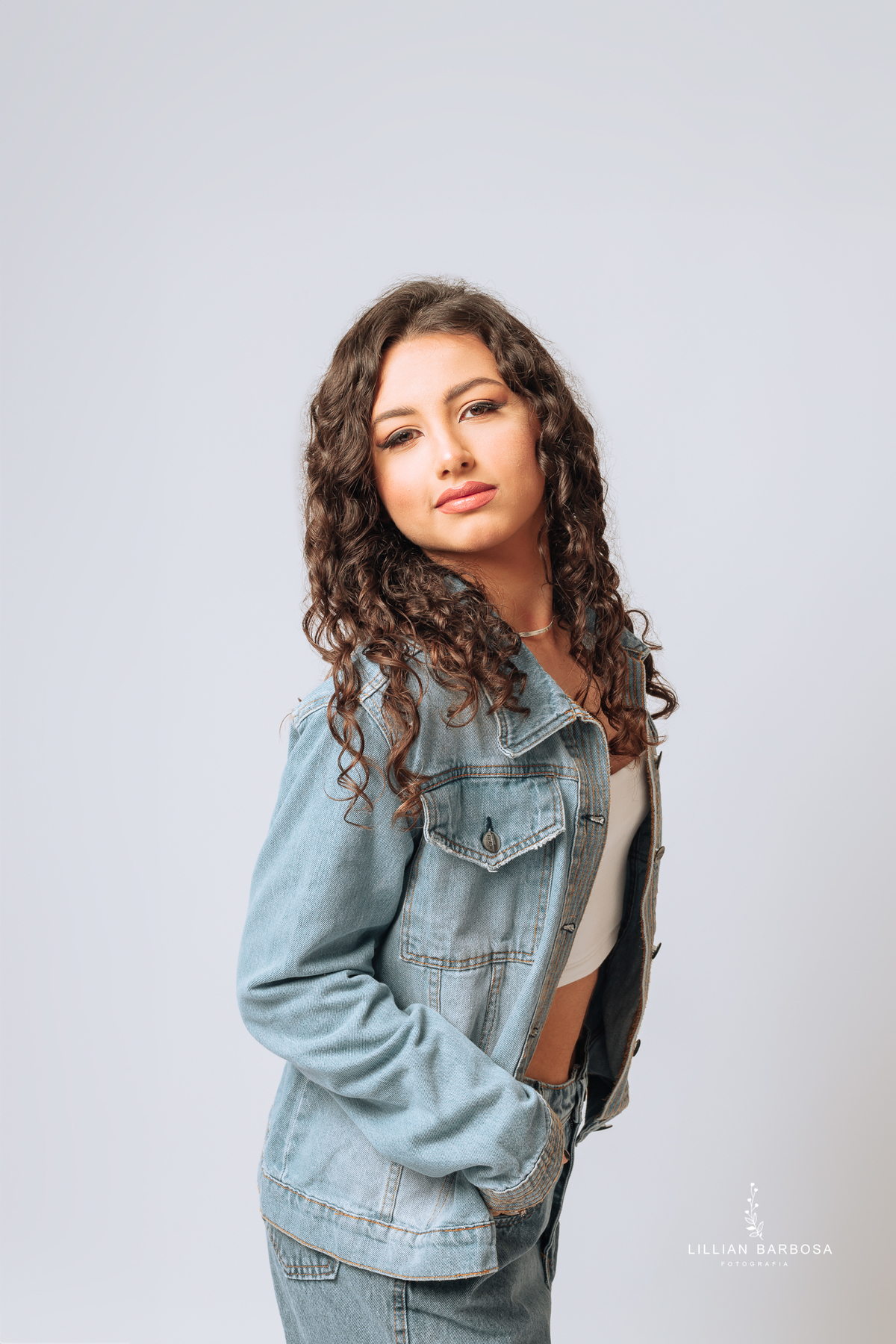 ensaio-de-quinze-anos-book-de-quinze-anos-no-estudio-fotografico-conjunto-jeans-vestido-preto-fotografa-de-lauro-muller-santa-catarina-