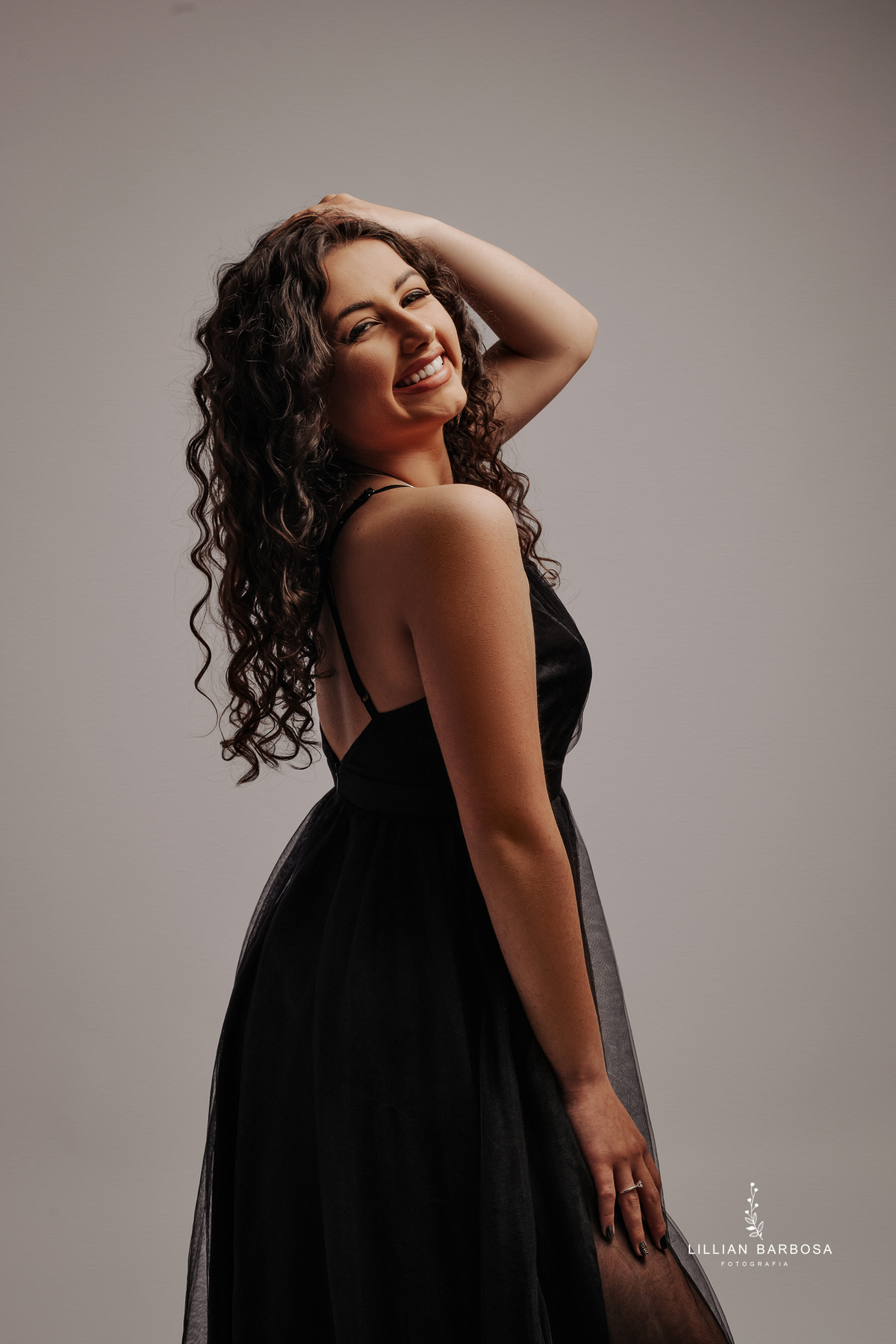 ensaio-de-quinze-anos-book-de-quinze-anos-no-estudio-fotografico-conjunto-jeans-vestido-preto-fotografa-de-lauro-muller-santa-catarina-