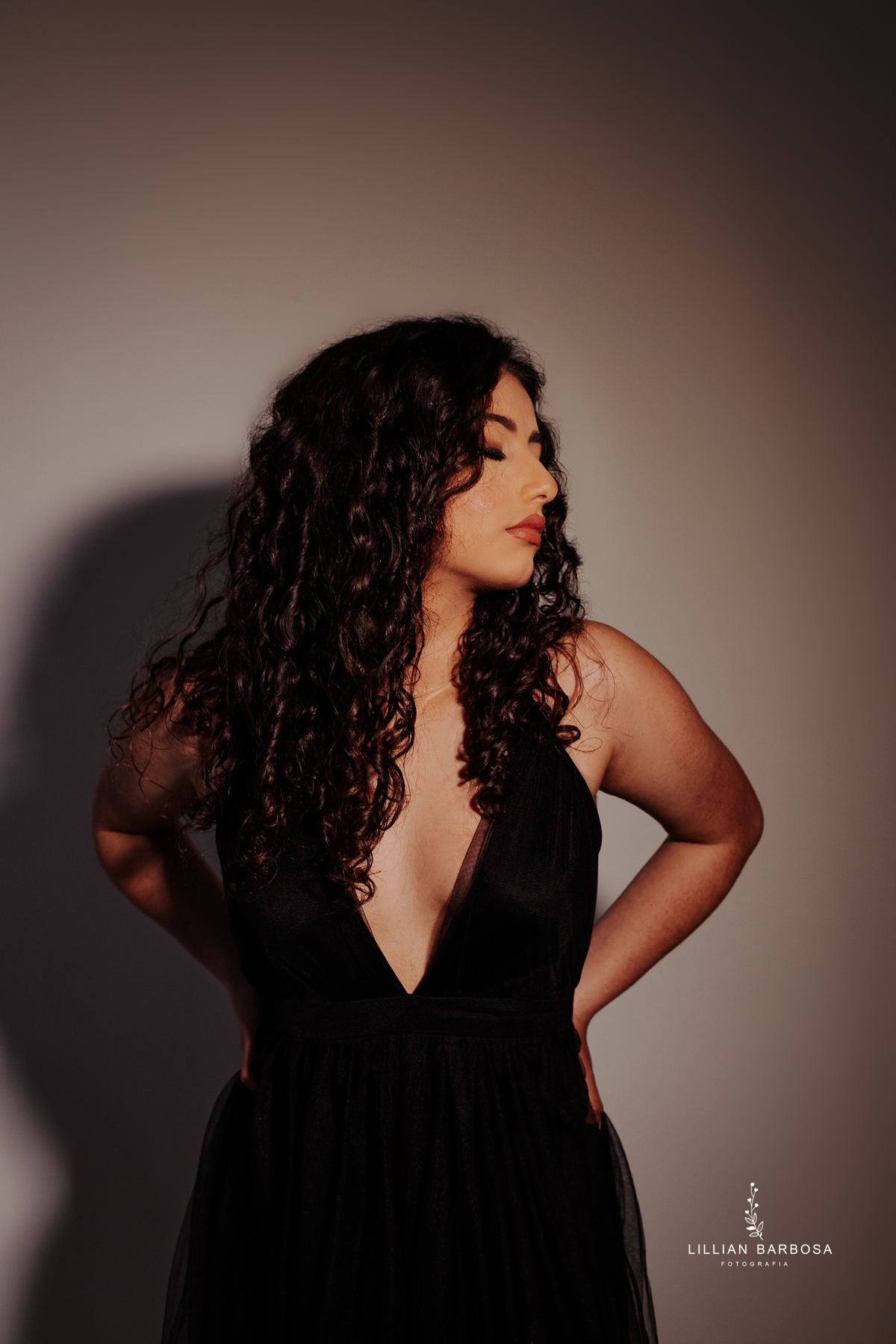 ensaio-de-quinze-anos-book-de-quinze-anos-no-estudio-fotografico-conjunto-jeans-vestido-preto-fotografa-de-lauro-muller-santa-catarina-