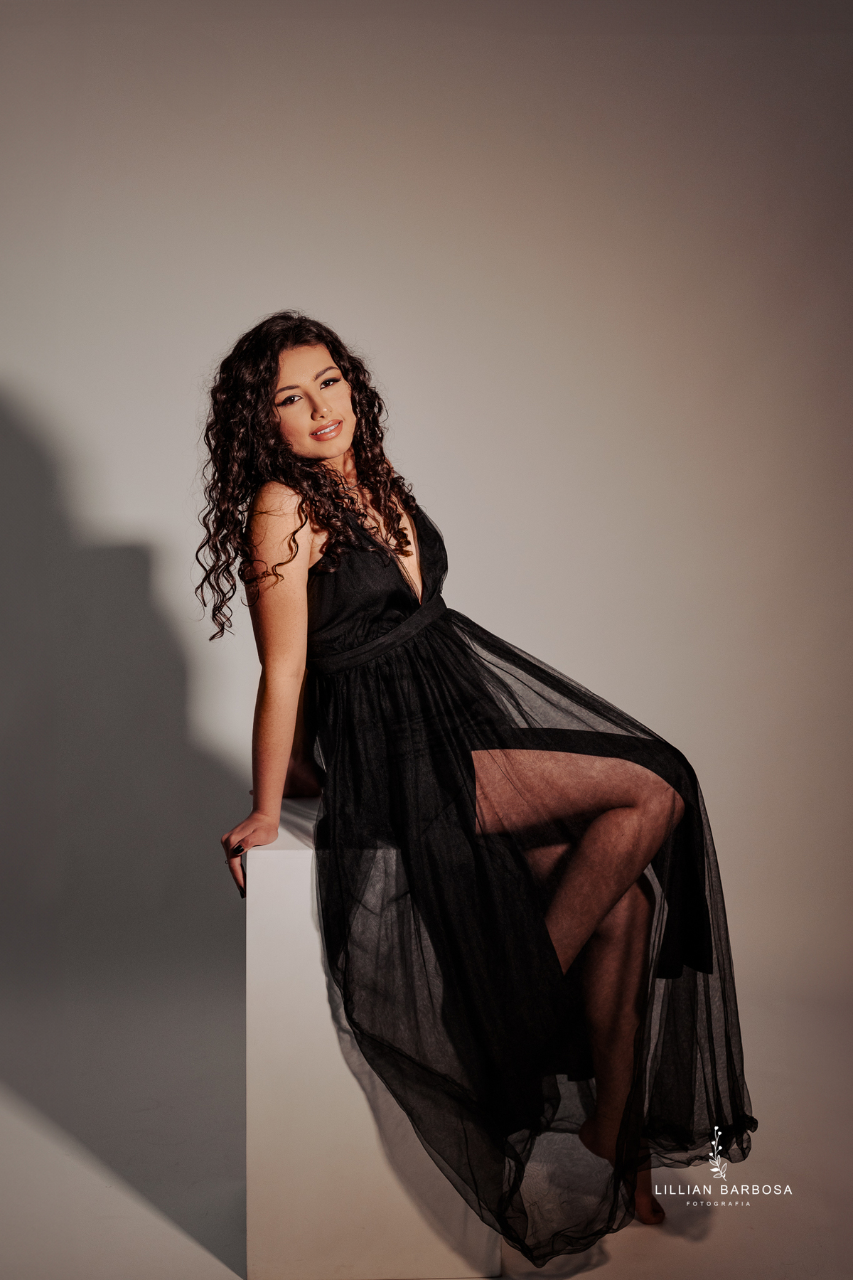 ensaio-de-quinze-anos-book-de-quinze-anos-no-estudio-fotografico-conjunto-jeans-vestido-preto-fotografa-de-lauro-muller-santa-catarina-