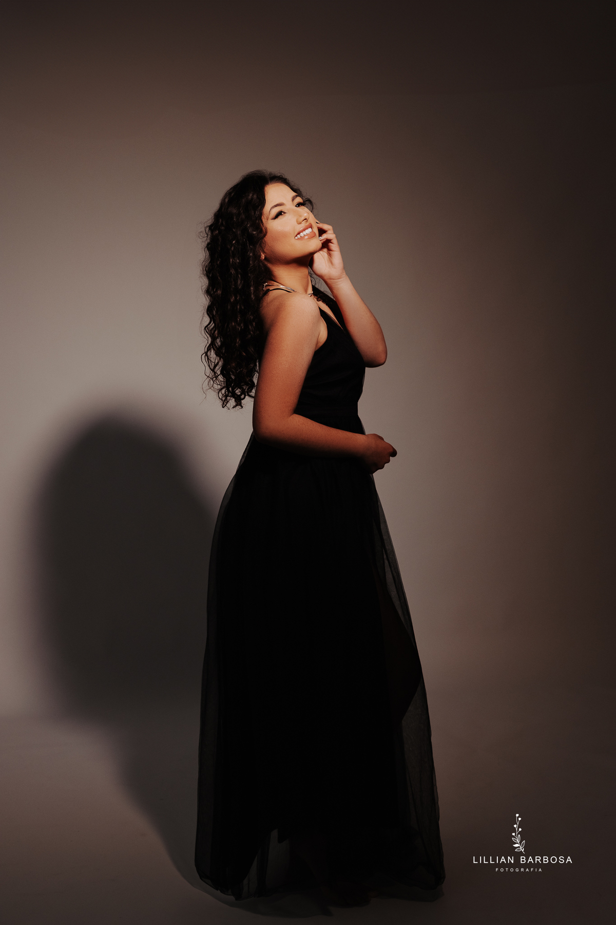 ensaio-de-quinze-anos-book-de-quinze-anos-no-estudio-fotografico-conjunto-jeans-vestido-preto-fotografa-de-lauro-muller-santa-catarina-