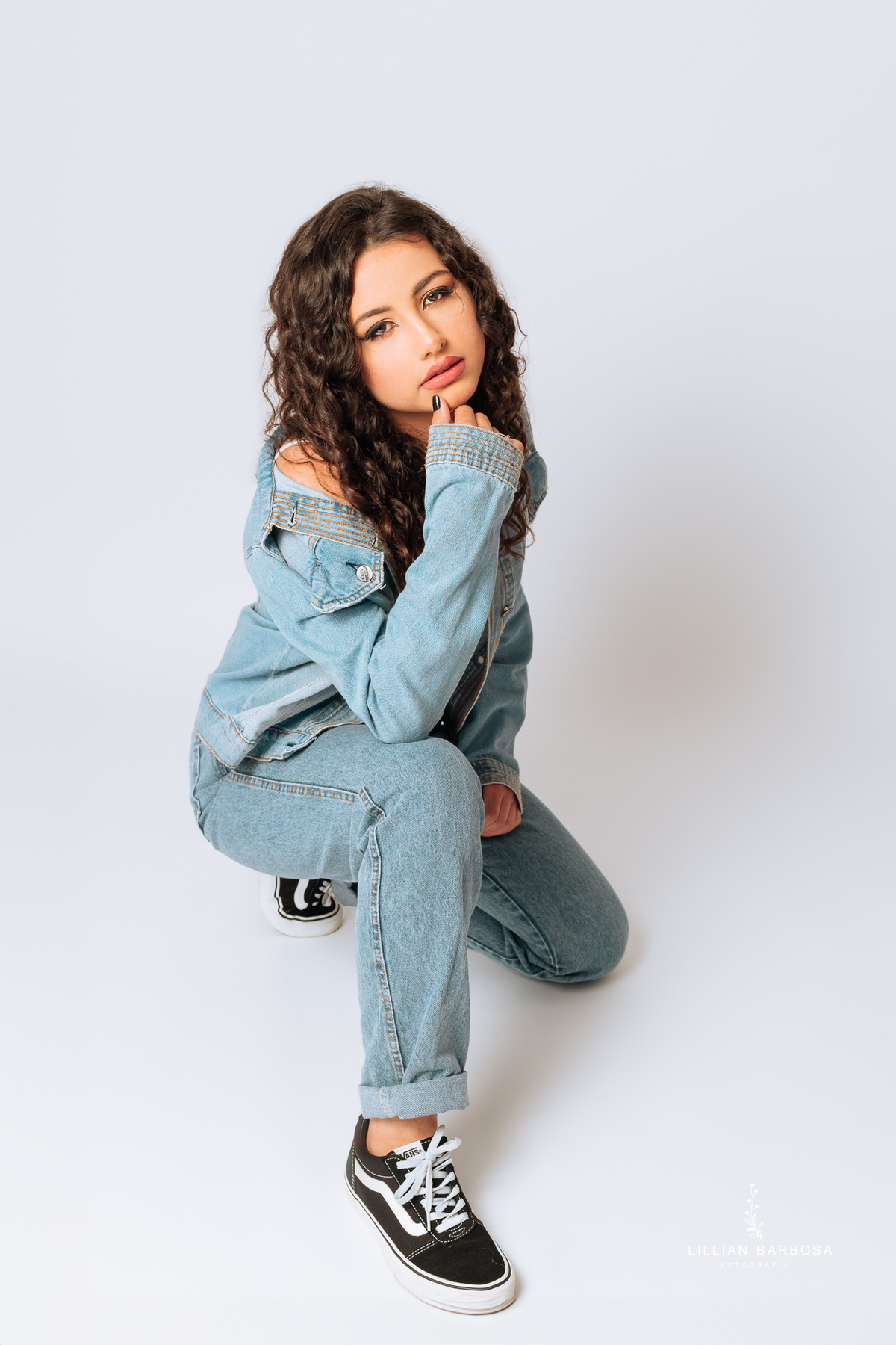 ensaio-de-quinze-anos-book-de-quinze-anos-no-estudio-fotografico-conjunto-jeans-vestido-preto-fotografa-de-lauro-muller-santa-catarina-