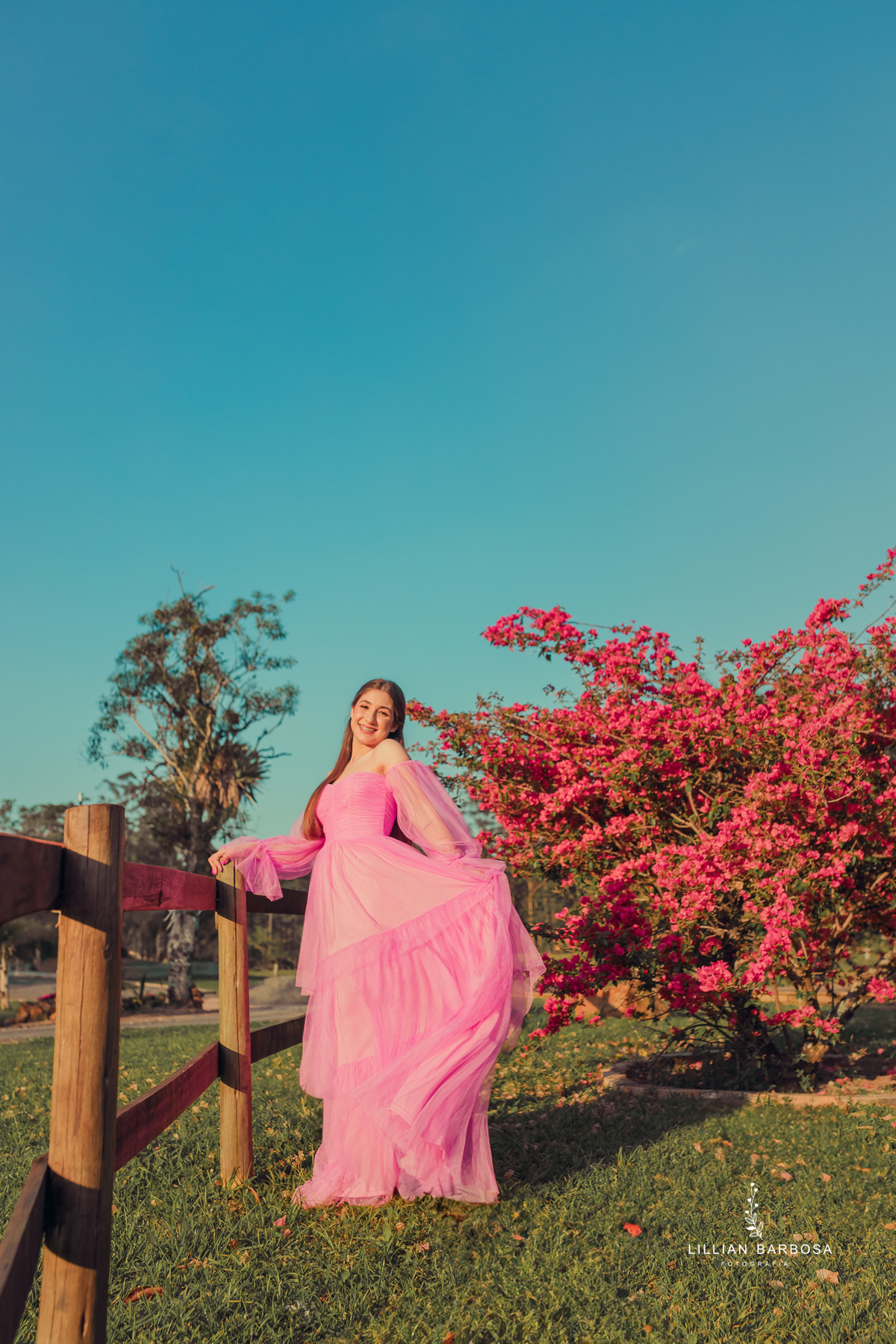 ensaio-15-anos-na-estrada-com-flores-piquinique-vestido-barbie-balaço-fotografa-de-lauro-muller-santa-catarima (1)