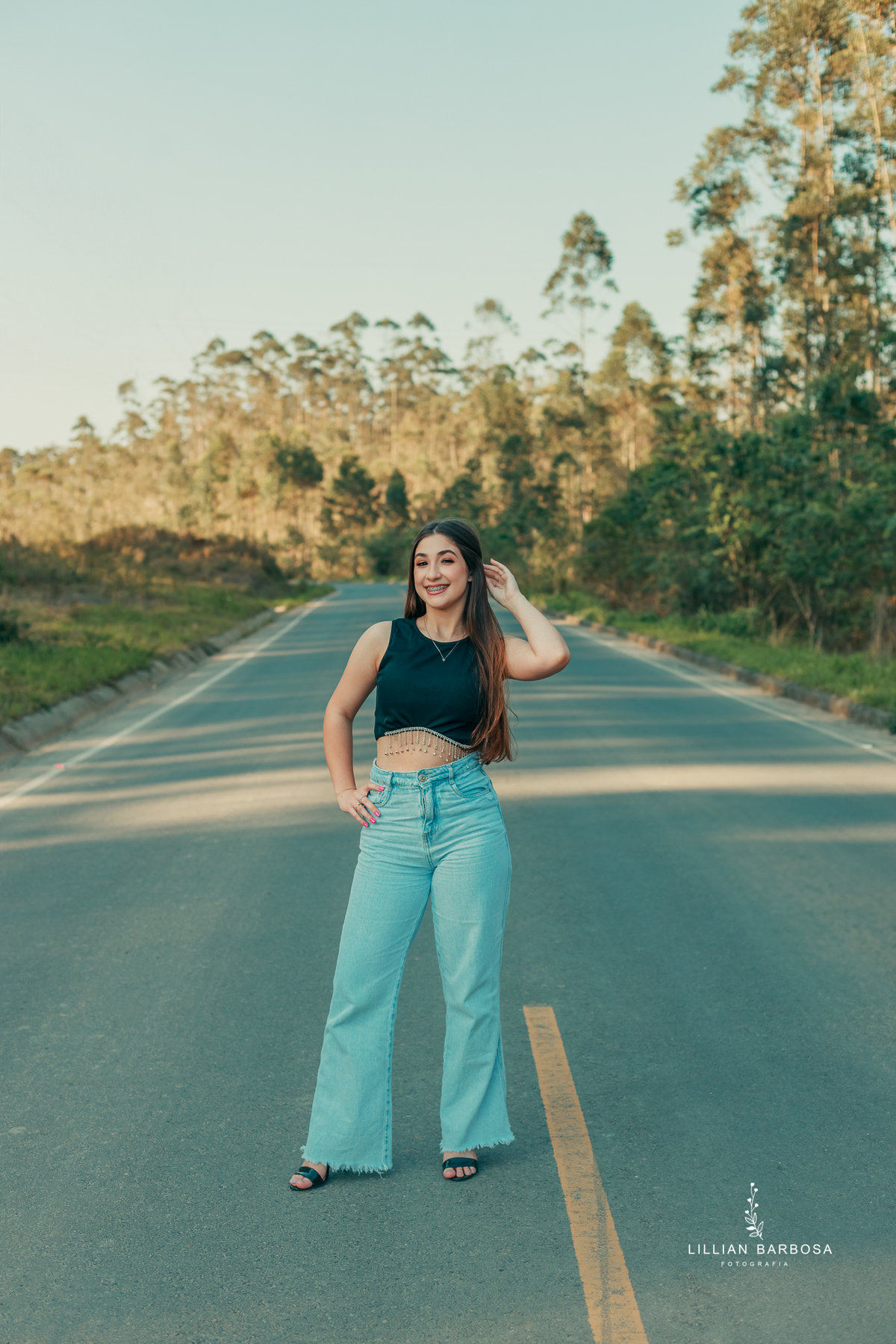 ensaio-15-anos-na-estrada-com-flores-piquinique-vestido-barbie-balaço-fotografa-de-lauro-muller-santa-catarima 