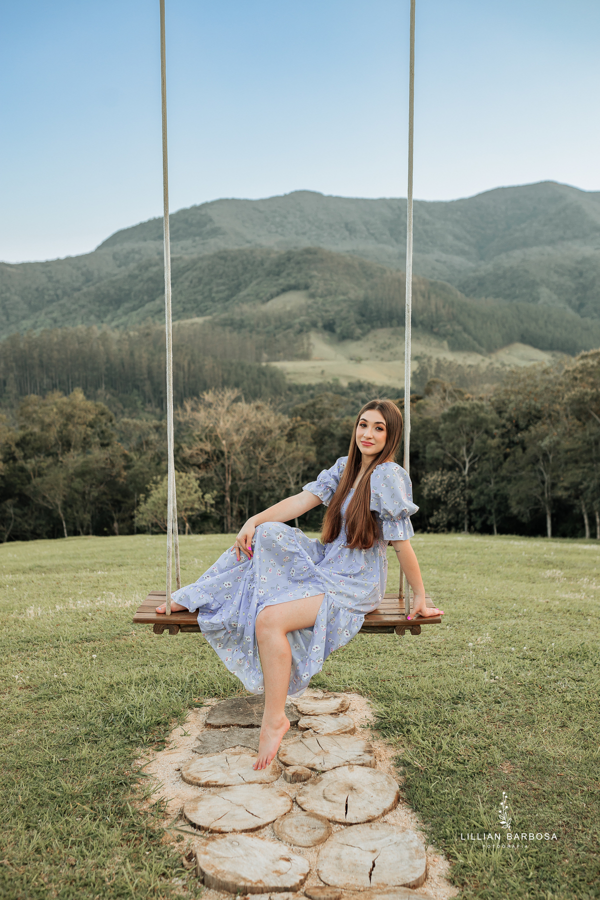 ensaio-15-anos-na-estrada-com-flores-piquinique-vestido-barbie-balaço-fotografa-de-lauro-muller-santa-catarima (1)