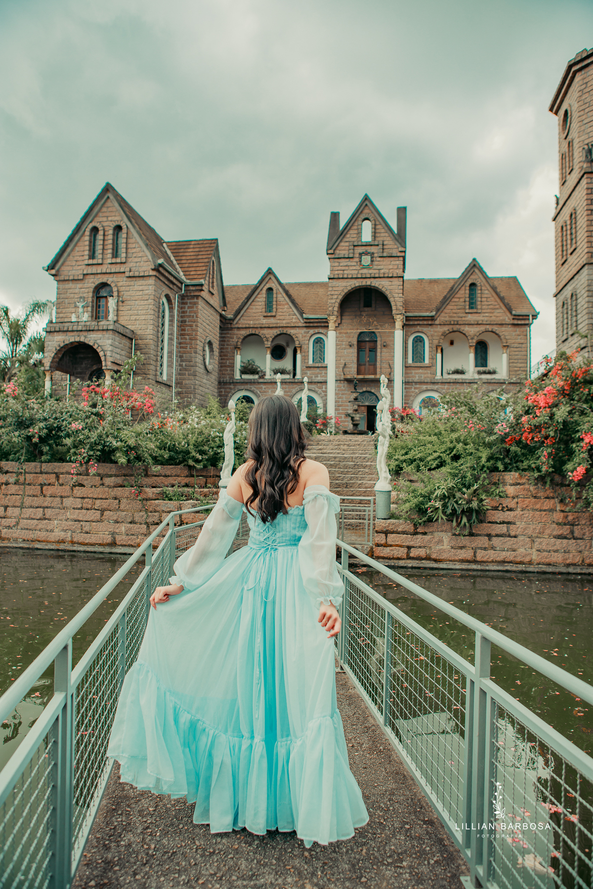 ensaio-15-anos-no-castelo-flores-vestido azul-preto-bege-em-nova-veneza-fotografa-de-lauro-muller-santa-catarina- 