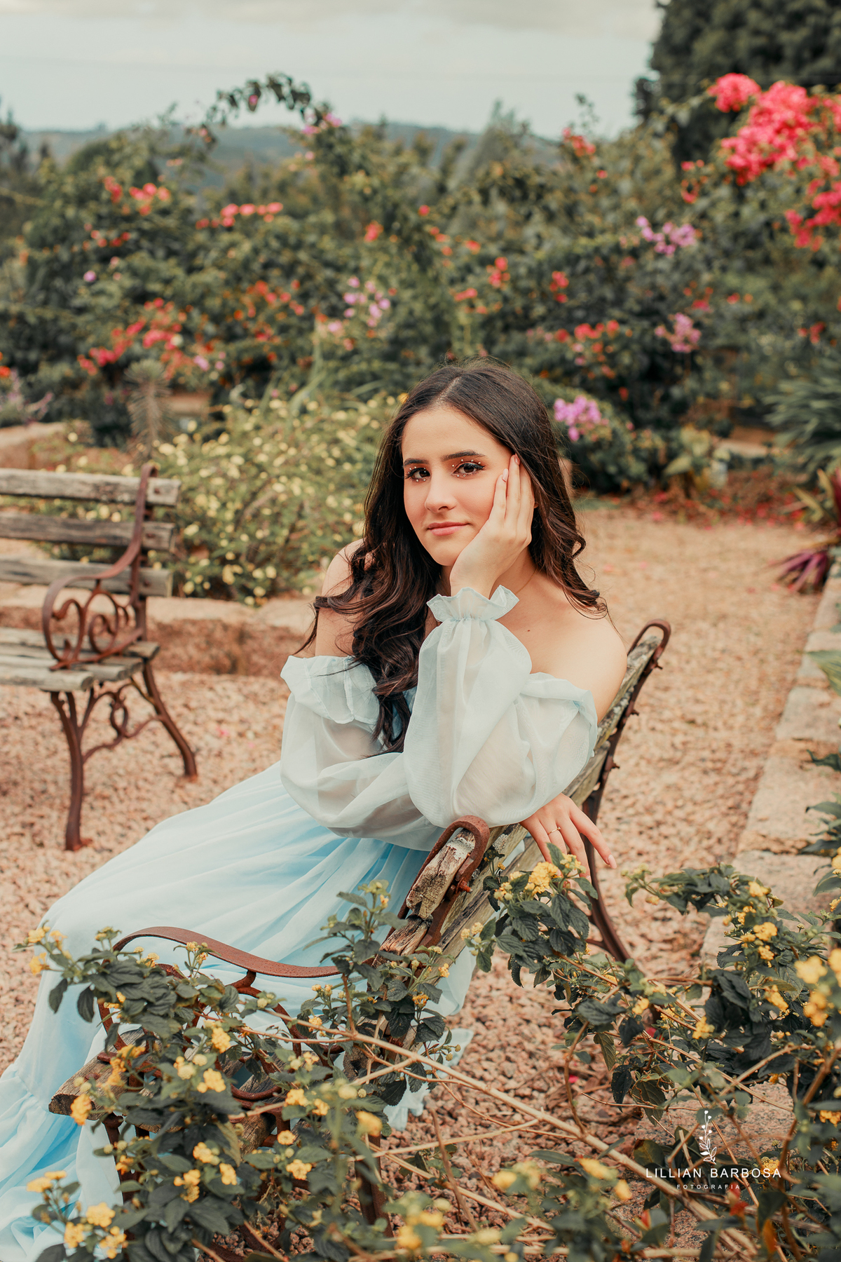 ensaio-15-anos-no-castelo-flores-vestido azul-preto-bege-em-nova-veneza-fotografa-de-lauro-muller-santa-catarina- 