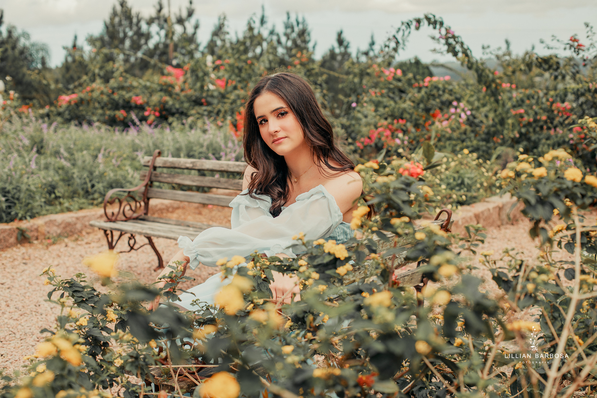 ensaio-15-anos-no-castelo-flores-vestido azul-preto-bege-em-nova-veneza-fotografa-de-lauro-muller-santa-catarina- 