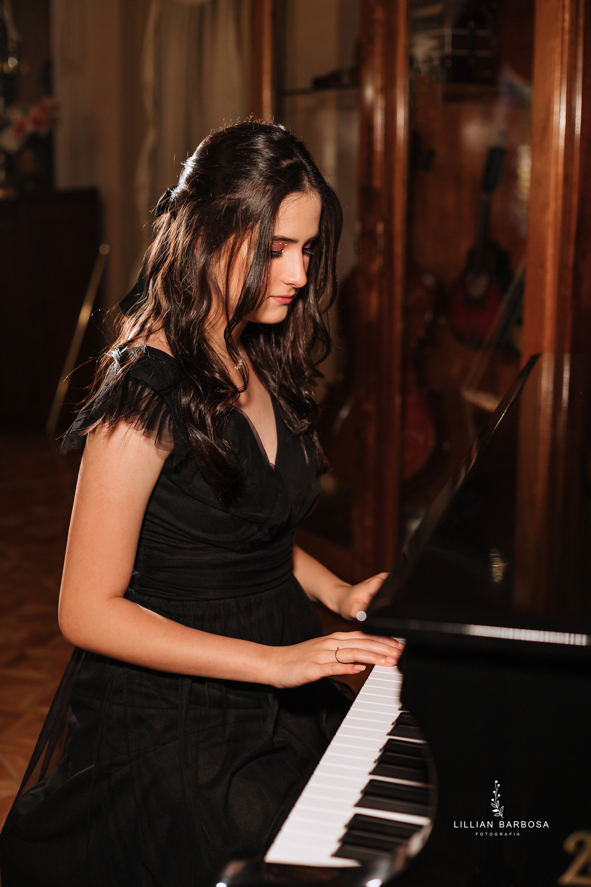 ensaio-15-anos-no-castelo-flores-vestido azul-preto-bege-em-nova-veneza-fotografa-de-lauro-muller-santa-catarina- 