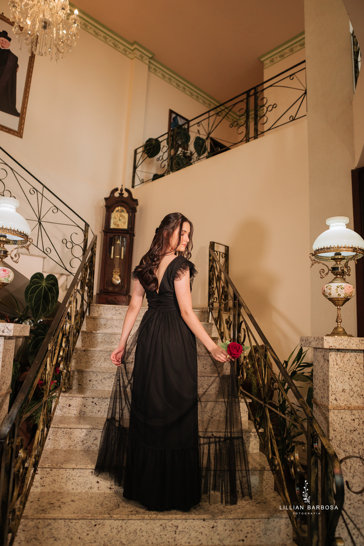 ensaio-15-anos-no-castelo-flores-vestido azul-preto-bege-em-nova-veneza-fotografa-de-lauro-muller-santa-catarina- 