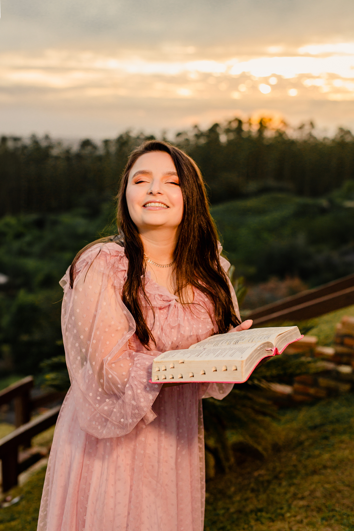 ensaio-pessoal-de21-anos-nascer-do-sol-flores-balanço-bliblia-fotografa -de-Lauro Muller-santa-catarina