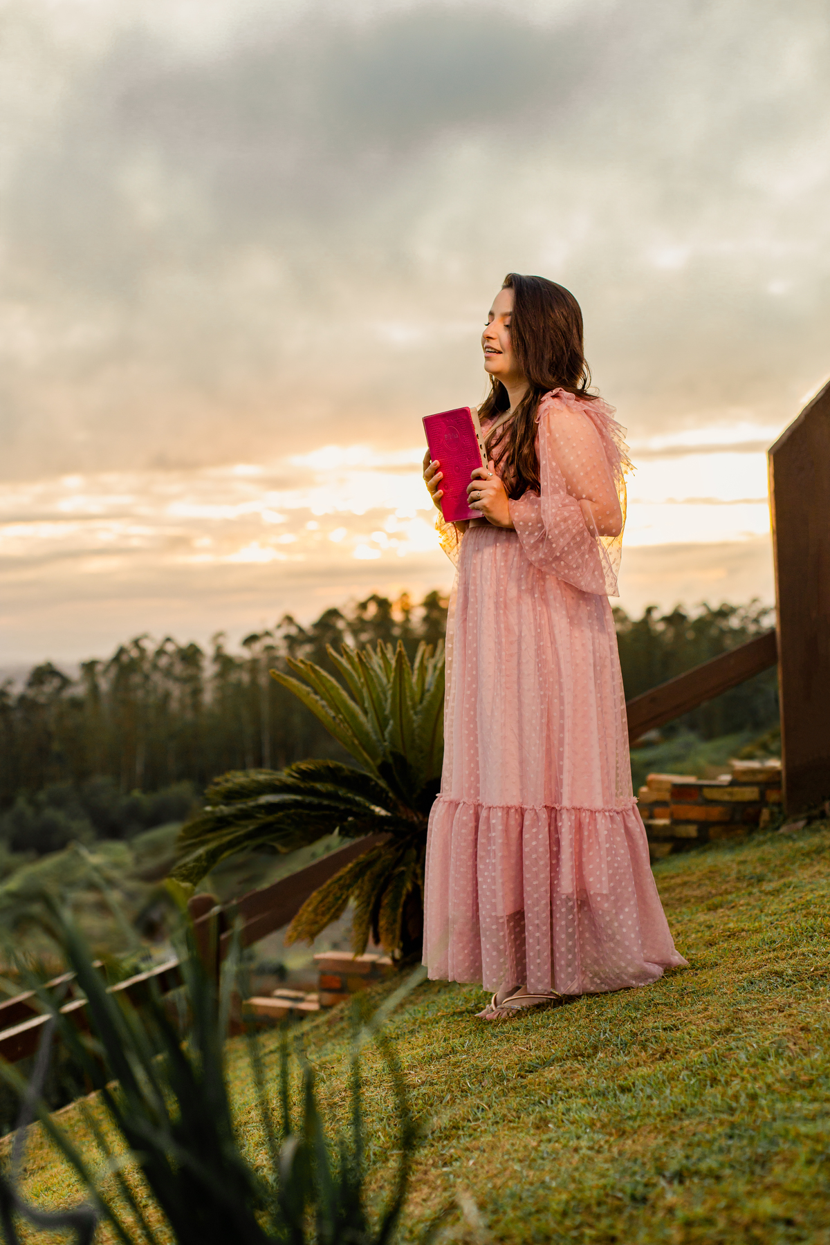 ensaio-pessoal-de21-anos-nascer-do-sol-flores-balanço-bliblia-fotografa -de-Lauro Muller-santa-catarina