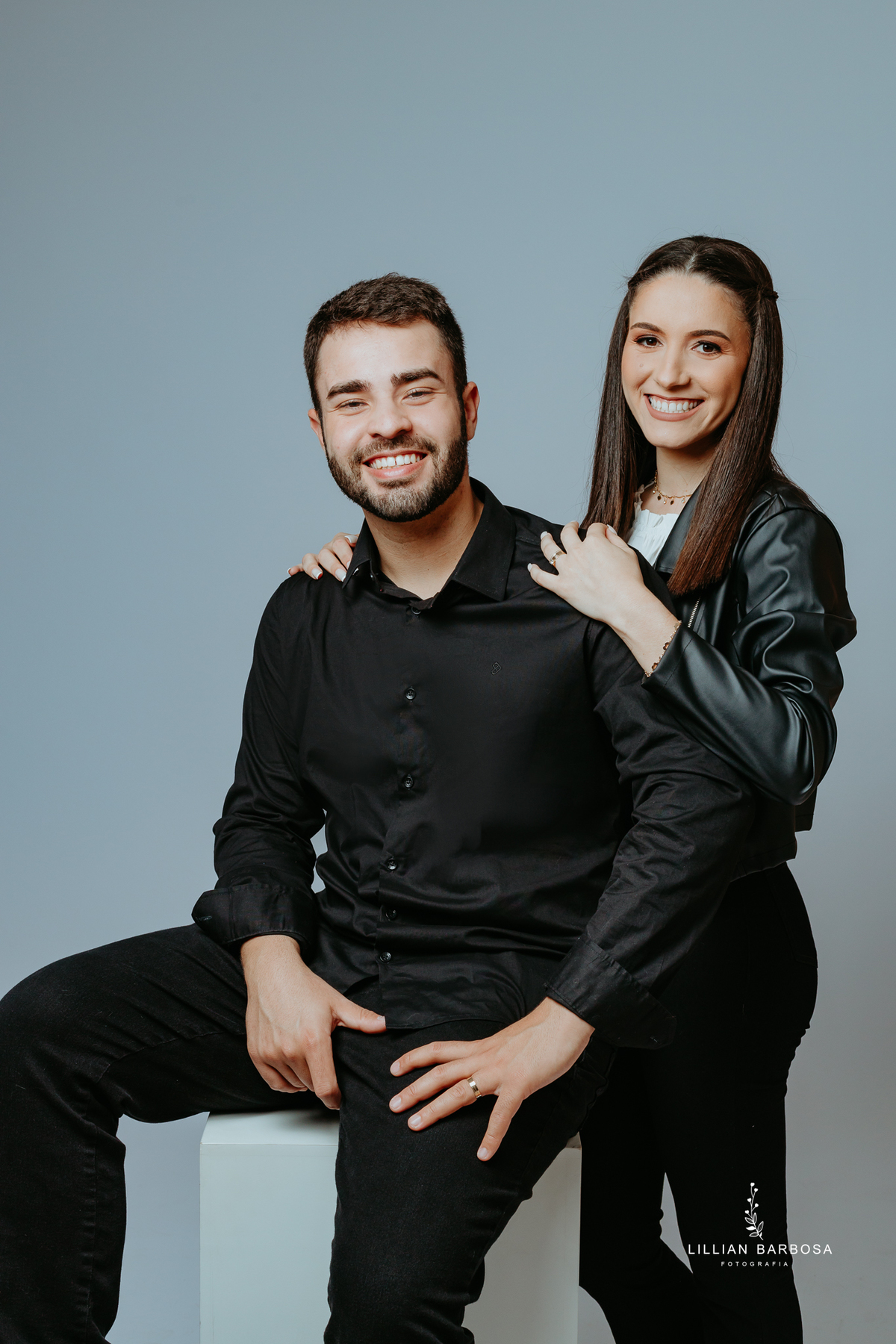 ensaio-casal-no-estudio-com looks-brancos-e-pretos-fotografa-lillian-barboza-de-lauro-muller-santa-catarina