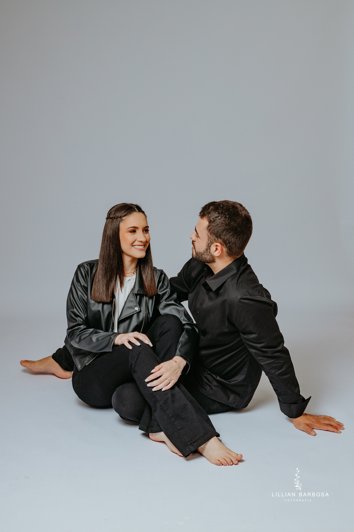 ensaio-casal-no-estudio-com looks-brancos-e-pretos-fotografa-lillian-barboza-de-lauro-muller-santa-catarina