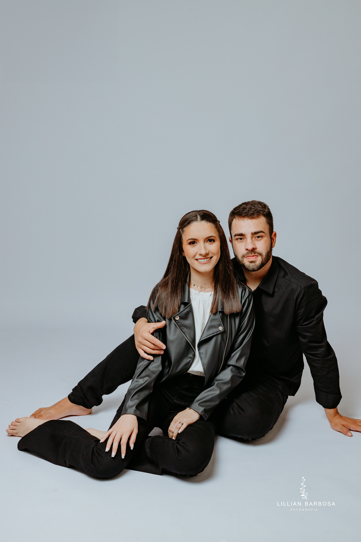 ensaio-casal-no-estudio-com looks-brancos-e-pretos-fotografa-lillian-barboza-de-lauro-muller-santa-catarina