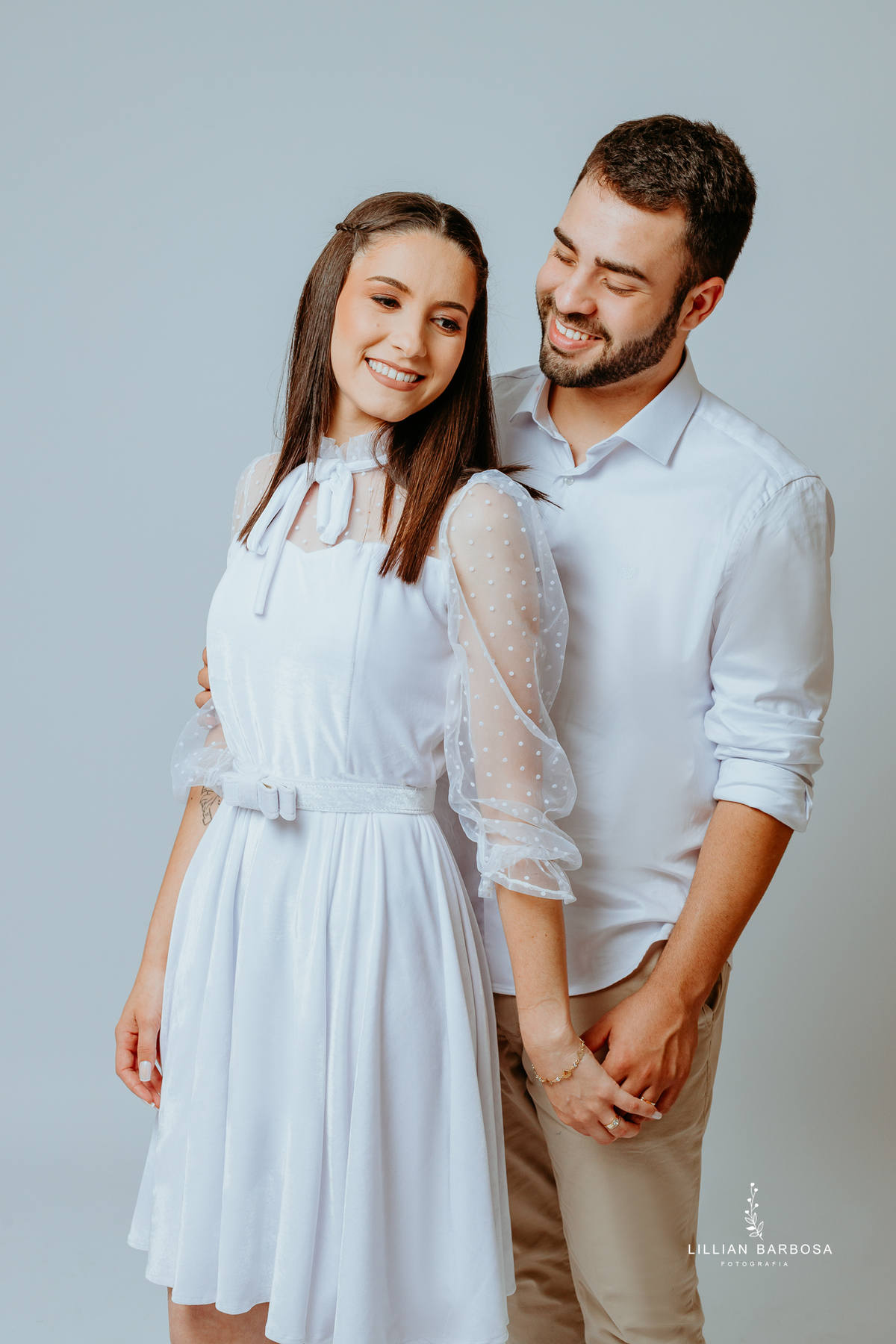 ensaio-casal-no-estudio-com looks-brancos-e-pretos-fotografa-lillian-barboza-de-lauro-muller-santa-catarina