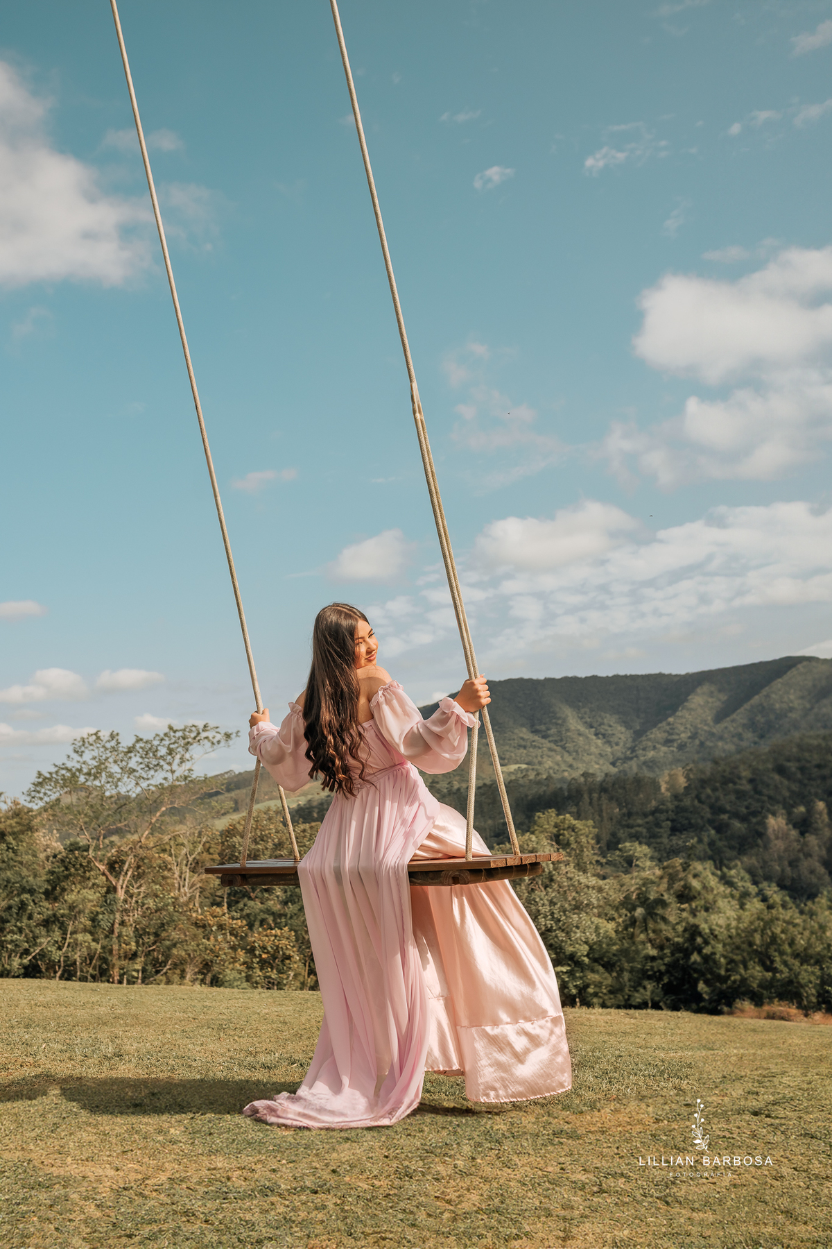 ensaio-de-15-anos-na floresta-vestido-vermelho-rosa-balanço-piscina-vestido-book-de15anos-debutante-fotografa-de-lauro-muller-lillian-barbosa- 