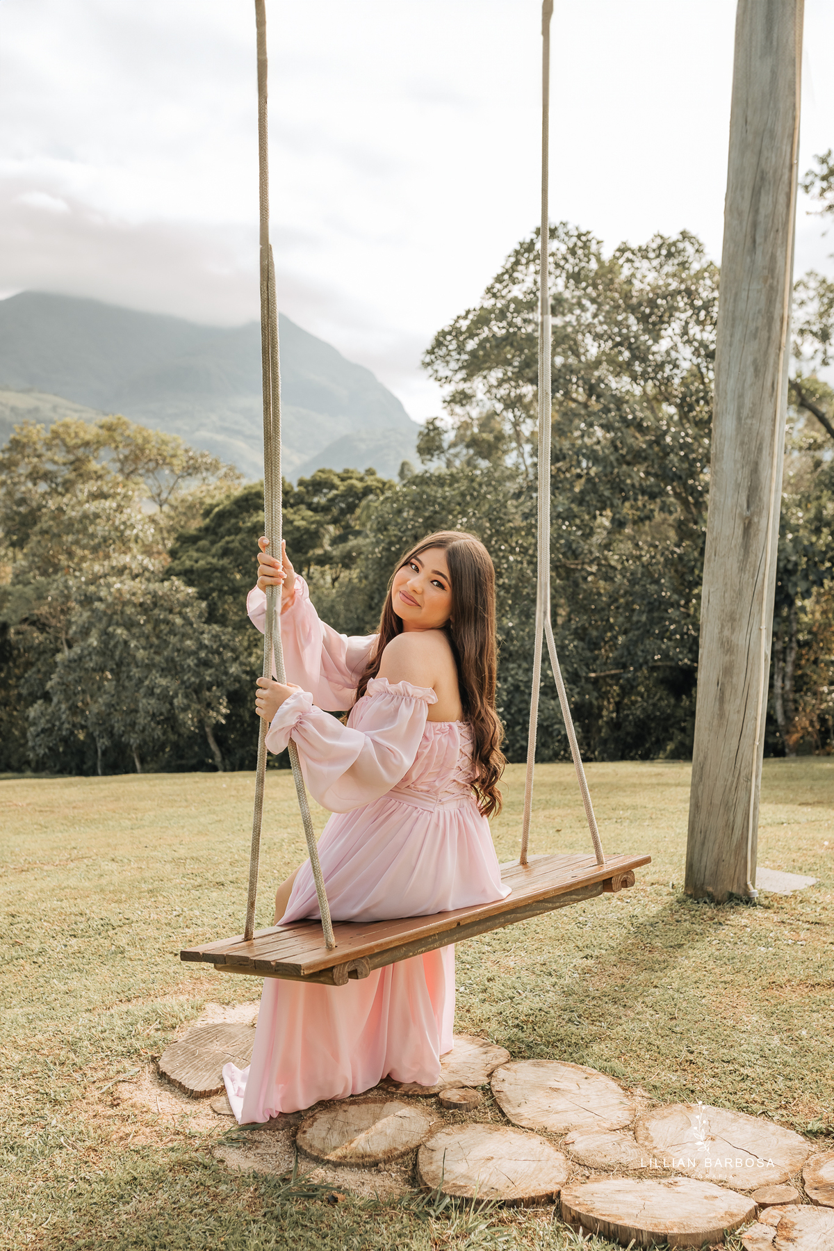 ensaio-de-15-anos-na floresta-vestido-vermelho-rosa-balanço-piscina-vestido-book-de15anos-debutante-fotografa-de-lauro-muller-lillian-barbosa- 