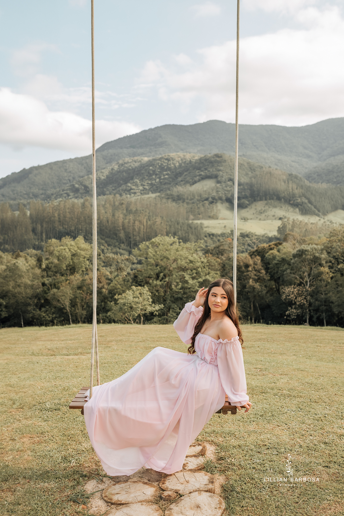 ensaio-de-15-anos-na floresta-vestido-vermelho-rosa-balanço-piscina-vestido-book-de15anos-debutante-fotografa-de-lauro-muller-lillian-barbosa- 