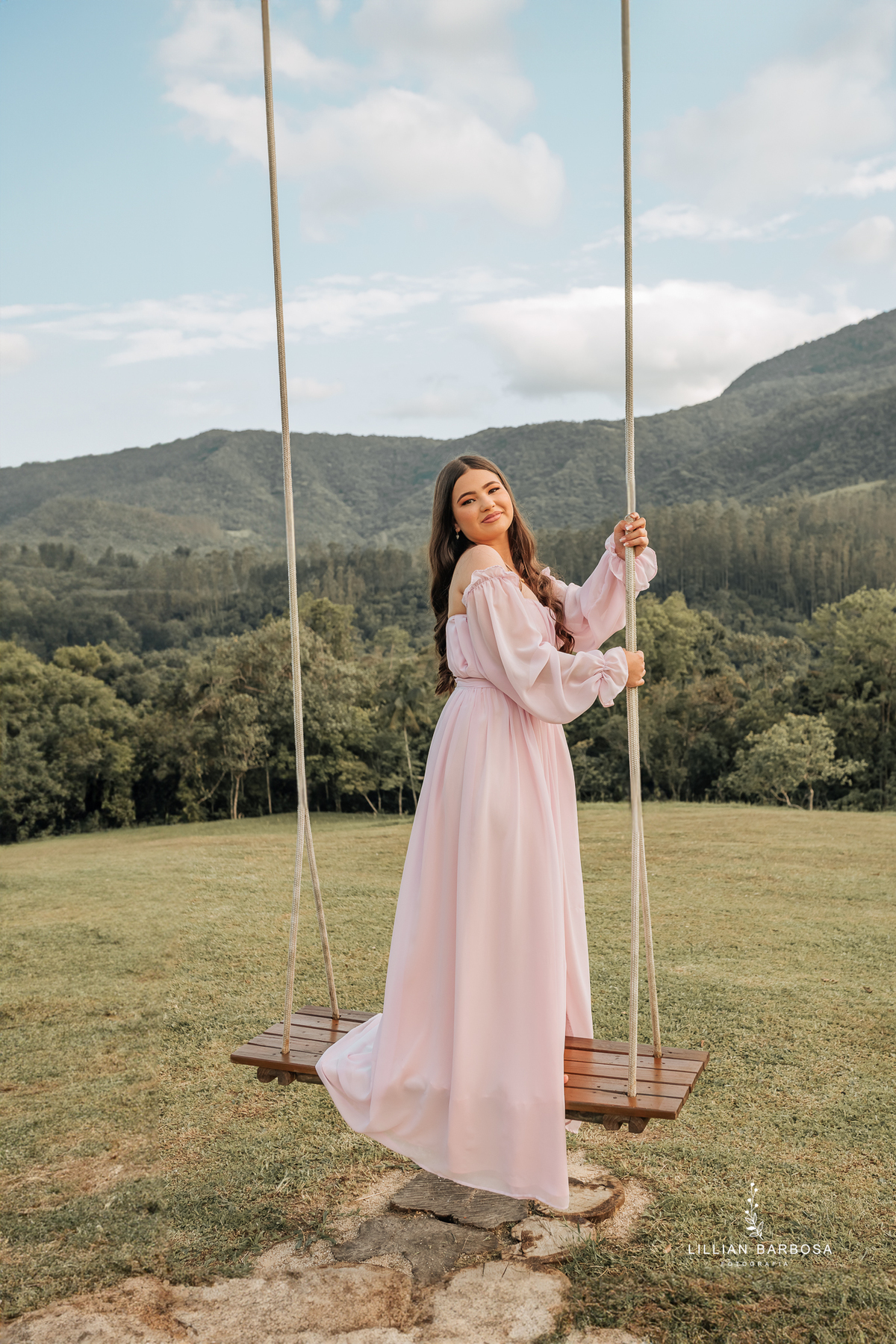 ensaio-de-15-anos-na floresta-vestido-vermelho-rosa-balanço-piscina-vestido-book-de15anos-debutante-fotografa-de-lauro-muller-lillian-barbosa- 