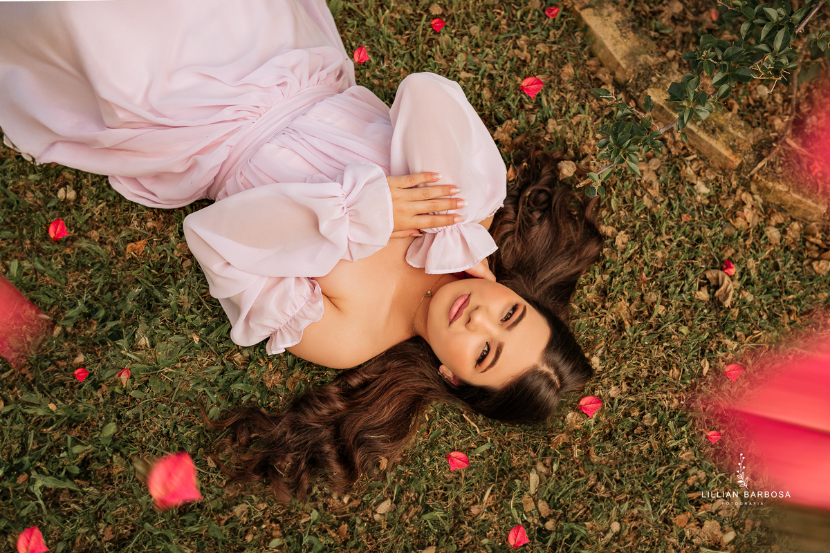 ensaio-de-15-anos-na floresta-vestido-vermelho-rosa-balanço-piscina-vestido-book-de15anos-debutante-fotografa-de-lauro-muller-lillian-barbosa- 