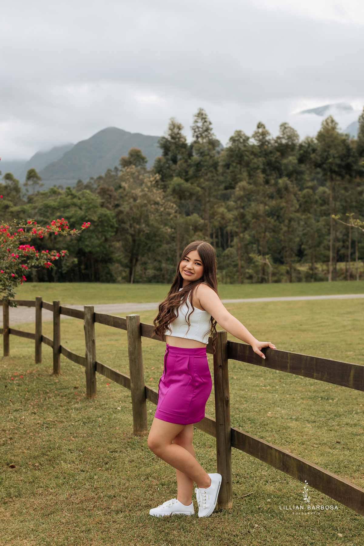 ensaio-de-15-anos-na floresta-vestido-vermelho-rosa-balanço-piscina-vestido-book-de15anos-debutante-fotografa-de-lauro-muller-lillian-barbosa- 