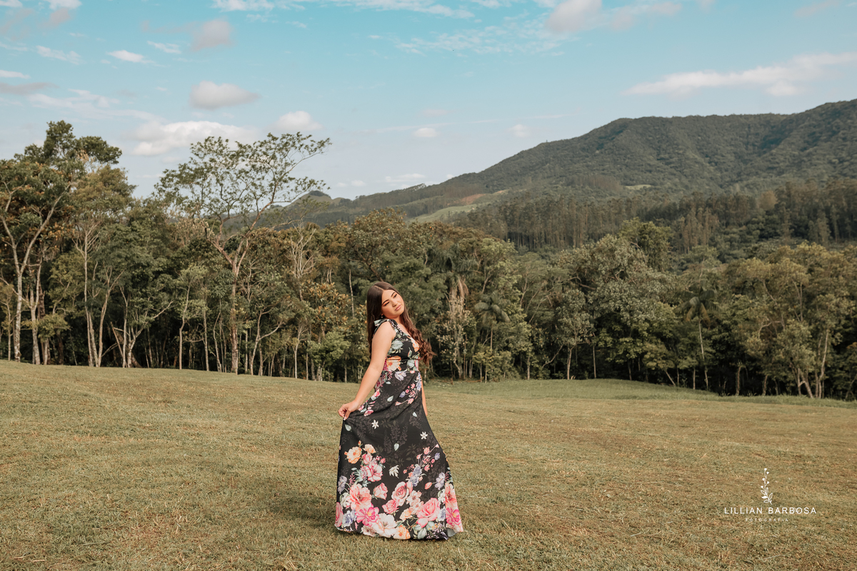 ensaio-de-15-anos-na floresta-vestido-vermelho-rosa-balanço-piscina-vestido-book-de15anos-debutante-fotografa-de-lauro-muller-lillian-barbosa- 