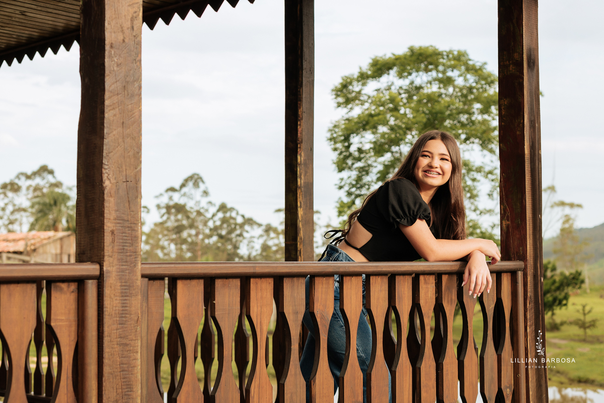 ensaio-de-15-anos-na floresta-vestido-vermelho-rosa-balanço-piscina-vestido-book-de15anos-debutante-fotografa-de-lauro-muller-lillian-barbosa- 