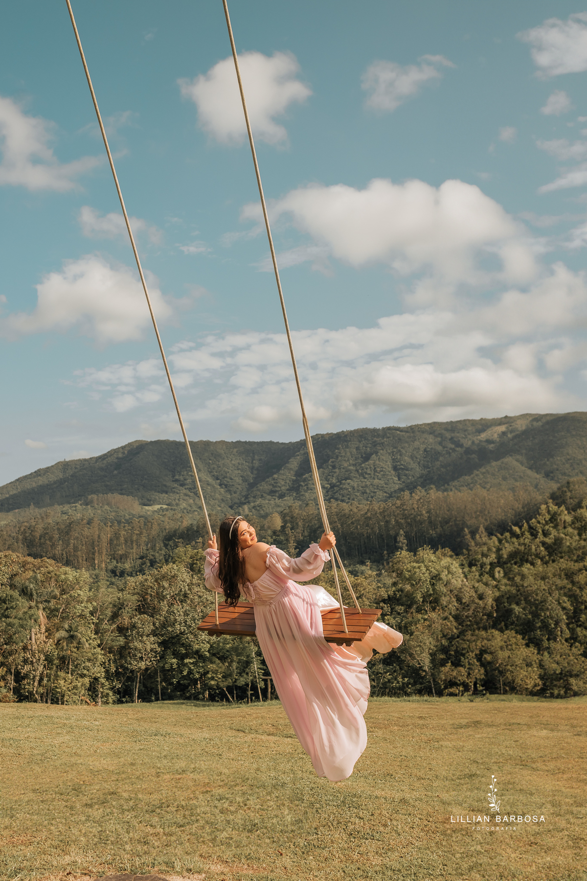 ensaio-de-15-anos-na floresta-vestido-vermelho-rosa-balanço-piscina-vestido-book-de15anos-debutante-fotografa-de-lauro-muller-lillian-barbosa- 