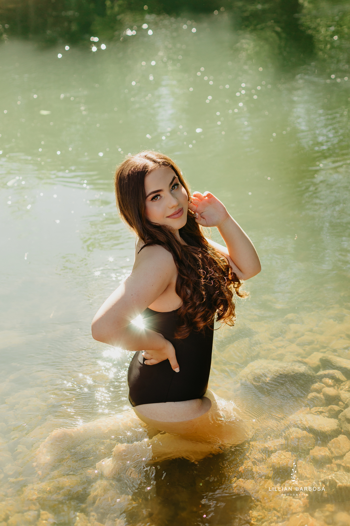 ensaio-de-quinze-anos-sitio-em-treviso-vestido vermelho-e-branco-no-rio-com-bory-preto-fotografa-de-lauro-muller-santa-catarina