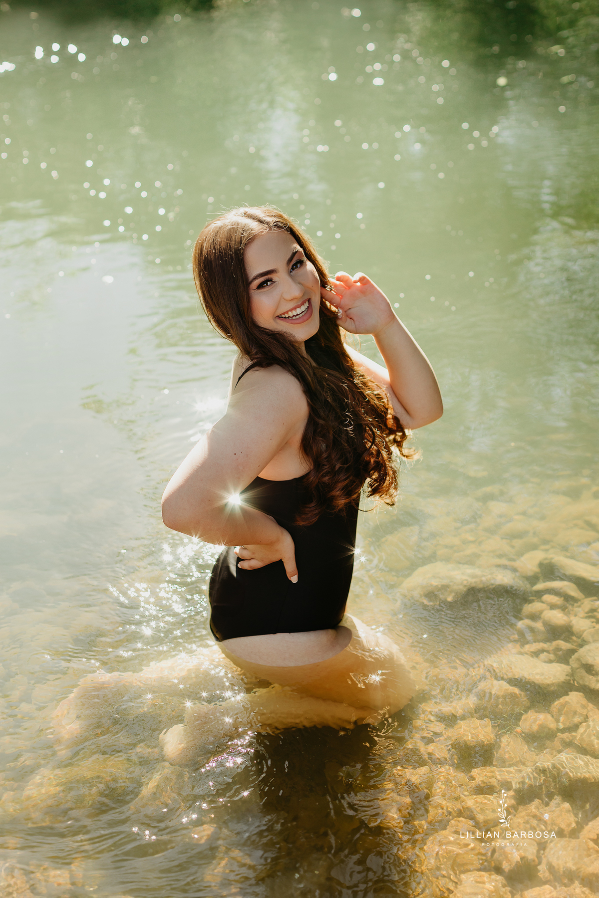 ensaio-de-quinze-anos-sitio-em-treviso-vestido vermelho-e-branco-no-rio-com-bory-preto-fotografa-de-lauro-muller-santa-catarina