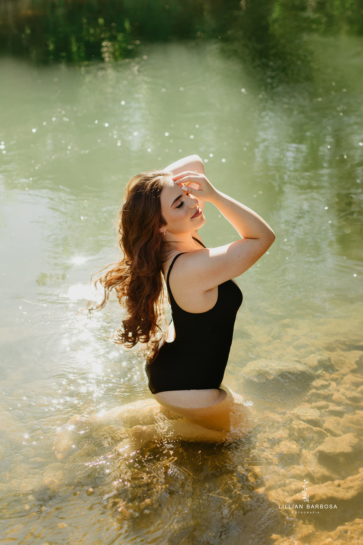 ensaio-de-quinze-anos-sitio-em-treviso-vestido vermelho-e-branco-no-rio-com-bory-preto-fotografa-de-lauro-muller-santa-catarina