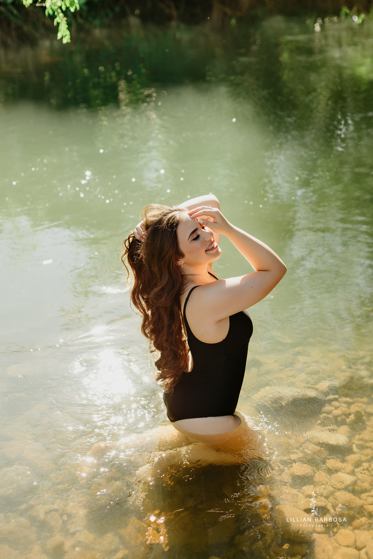 ensaio-de-quinze-anos-sitio-em-treviso-vestido vermelho-e-branco-no-rio-com-bory-preto-fotografa-de-lauro-muller-santa-catarina