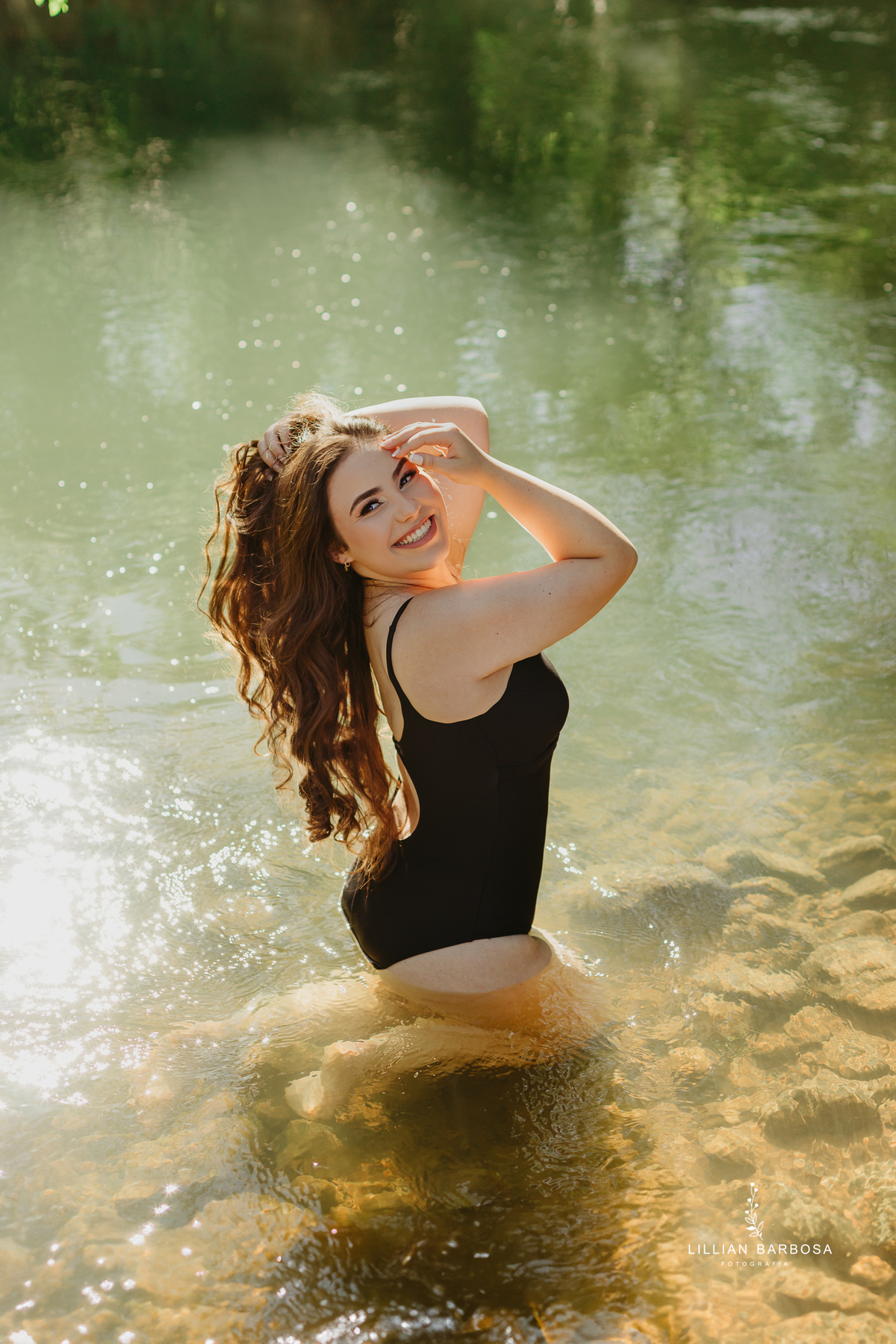 ensaio-de-quinze-anos-sitio-em-treviso-vestido vermelho-e-branco-no-rio-com-bory-preto-fotografa-de-lauro-muller-santa-catarina