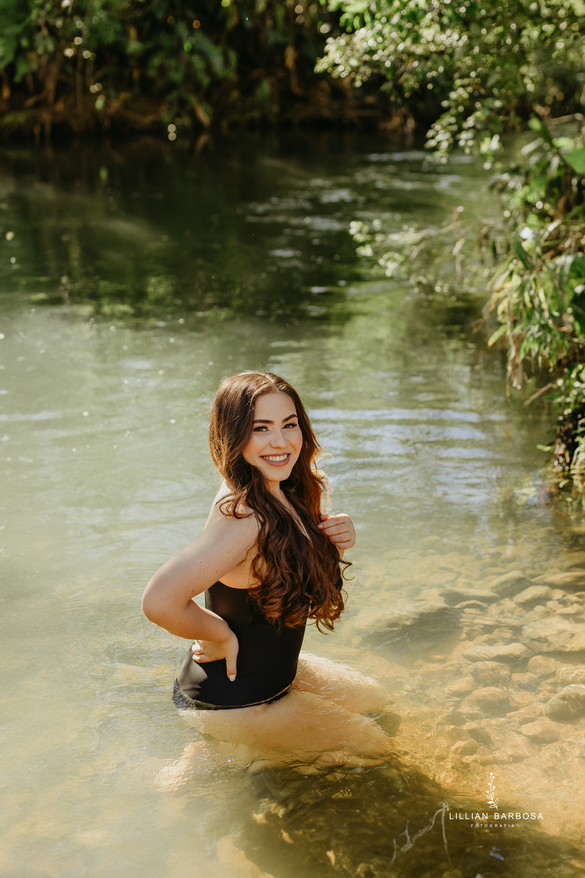 ensaio-de-quinze-anos-sitio-em-treviso-vestido vermelho-e-branco-no-rio-com-bory-preto-fotografa-de-lauro-muller-santa-catarina