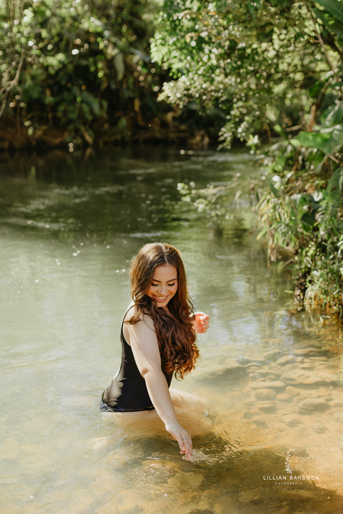 ensaio-de-quinze-anos-sitio-em-treviso-vestido vermelho-e-branco-no-rio-com-bory-preto-fotografa-de-lauro-muller-santa-catarina