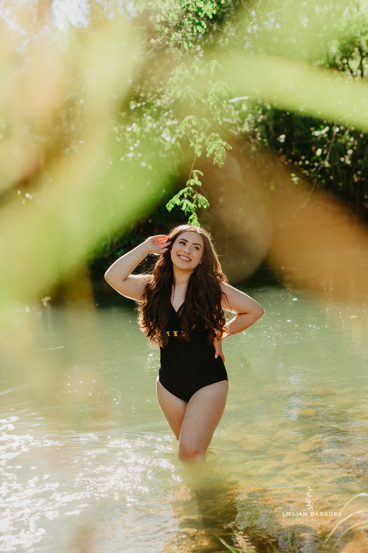 ensaio-de-quinze-anos-sitio-em-treviso-vestido vermelho-e-branco-no-rio-com-bory-preto-fotografa-de-lauro-muller-santa-catarina