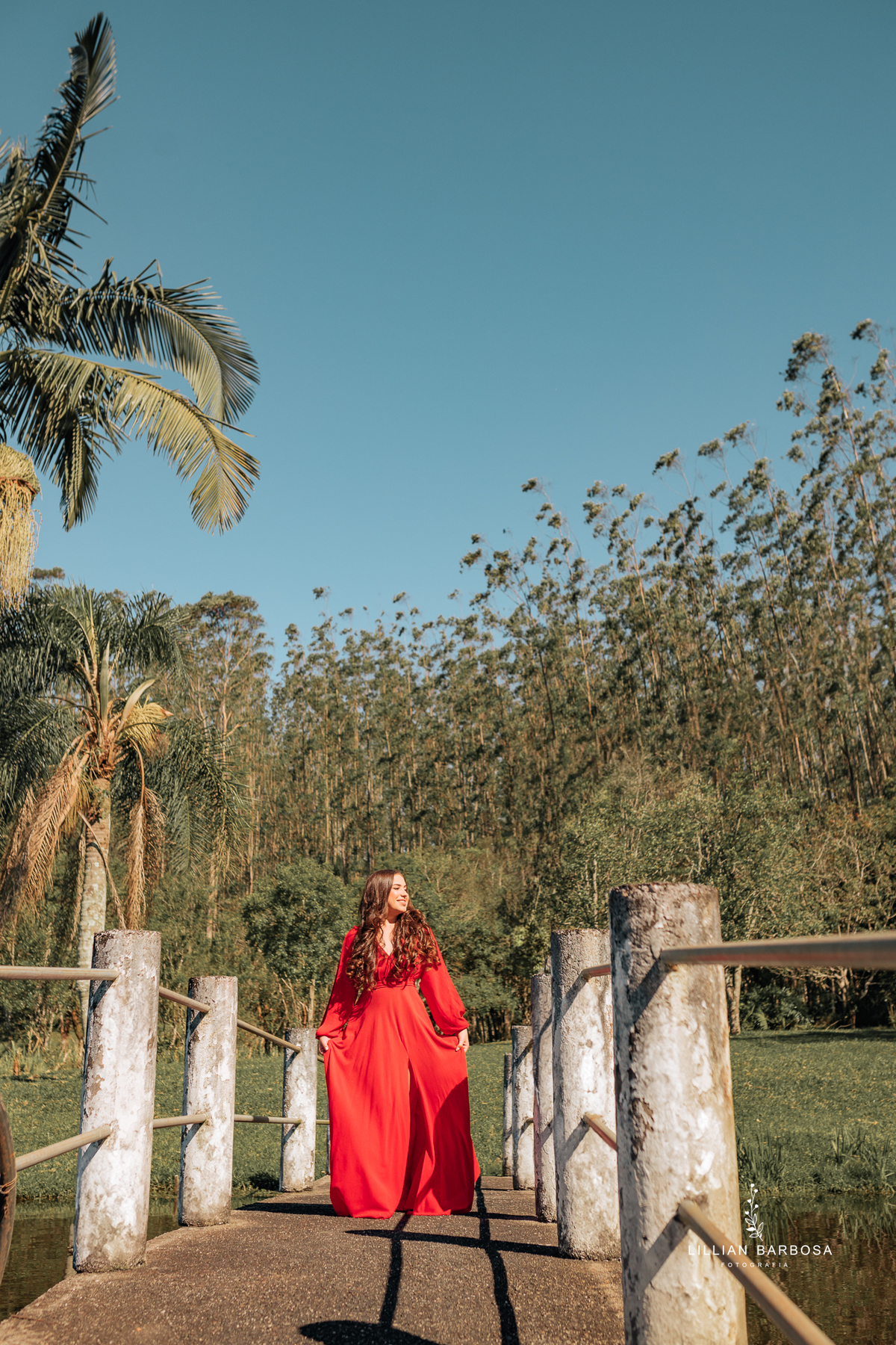 ensaio-de-quinze-anos-sitio-em-treviso-vestido vermelho-e-branco-no-rio-com-bory-preto-fotografa-de-lauro-muller-santa-catarina