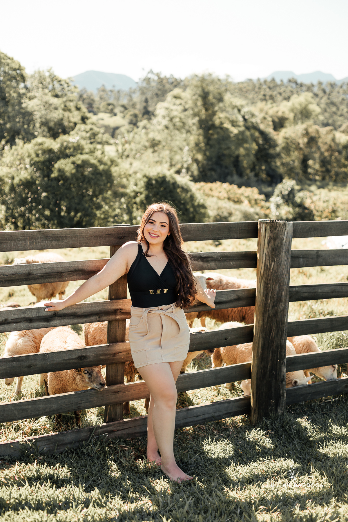 ensaio-de-quinze-anos-sitio-em-treviso-vestido vermelho-e-branco-no-rio-com-bory-preto-fotografa-de-lauro-muller-santa-catarina