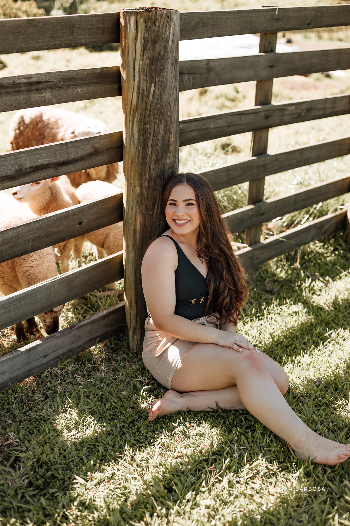 ensaio-de-quinze-anos-sitio-em-treviso-vestido vermelho-e-branco-no-rio-com-bory-preto-fotografa-de-lauro-muller-santa-catarina