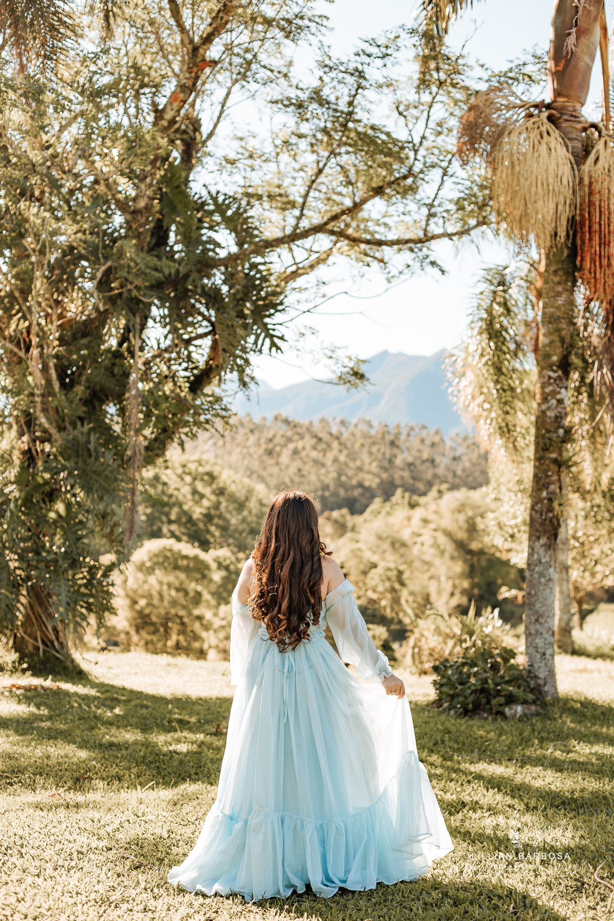 ensaio-de-quinze-anos-sitio-em-treviso-vestido vermelho-e-branco-no-rio-com-bory-preto-fotografa-de-lauro-muller-santa-catarina