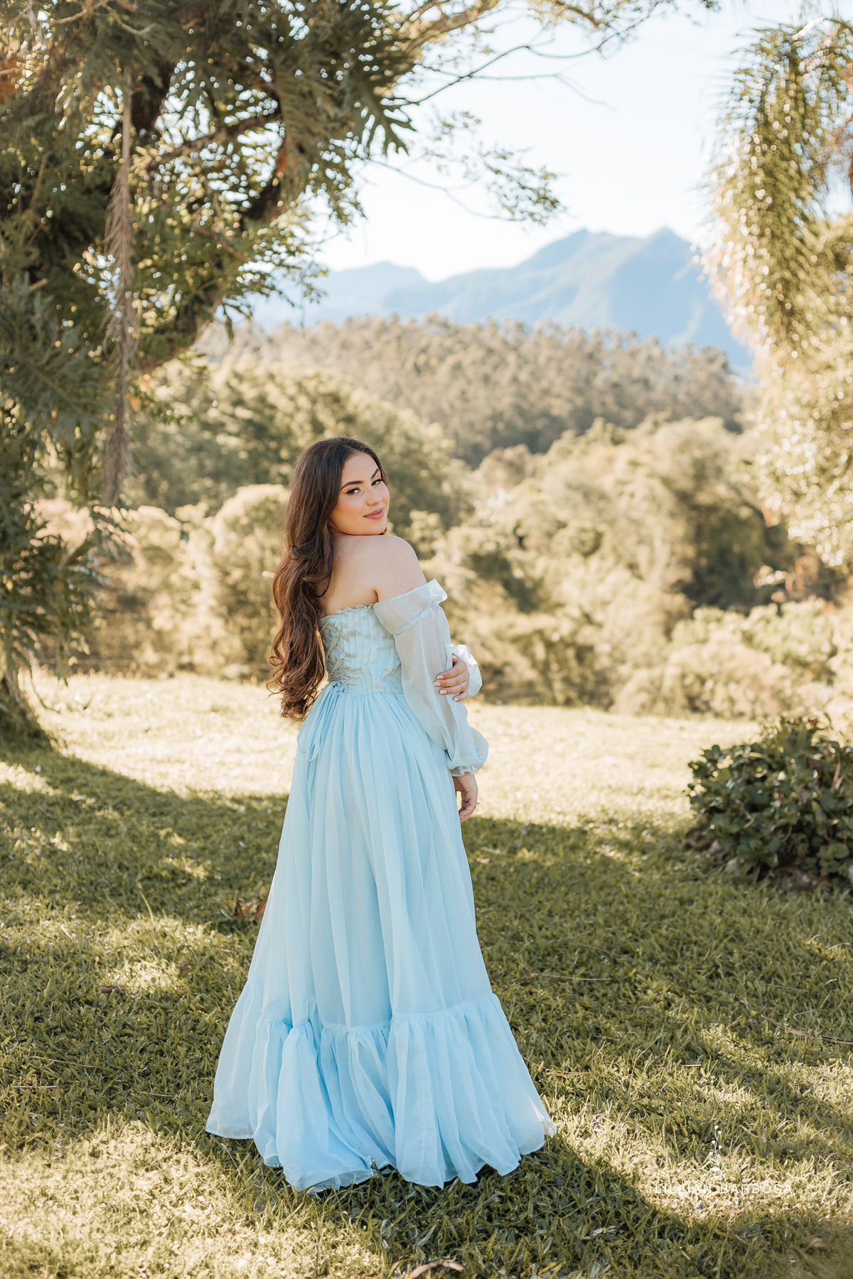 ensaio-de-quinze-anos-sitio-em-treviso-vestido vermelho-e-branco-no-rio-com-bory-preto-fotografa-de-lauro-muller-santa-catarina