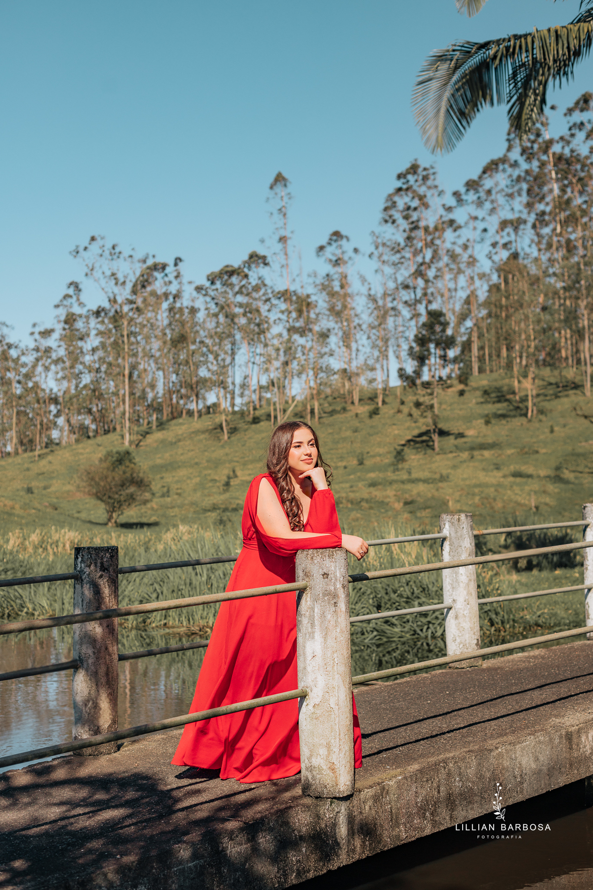 ensaio-de-quinze-anos-sitio-em-treviso-vestido vermelho-e-branco-no-rio-com-bory-preto-fotografa-de-lauro-muller-santa-catarina