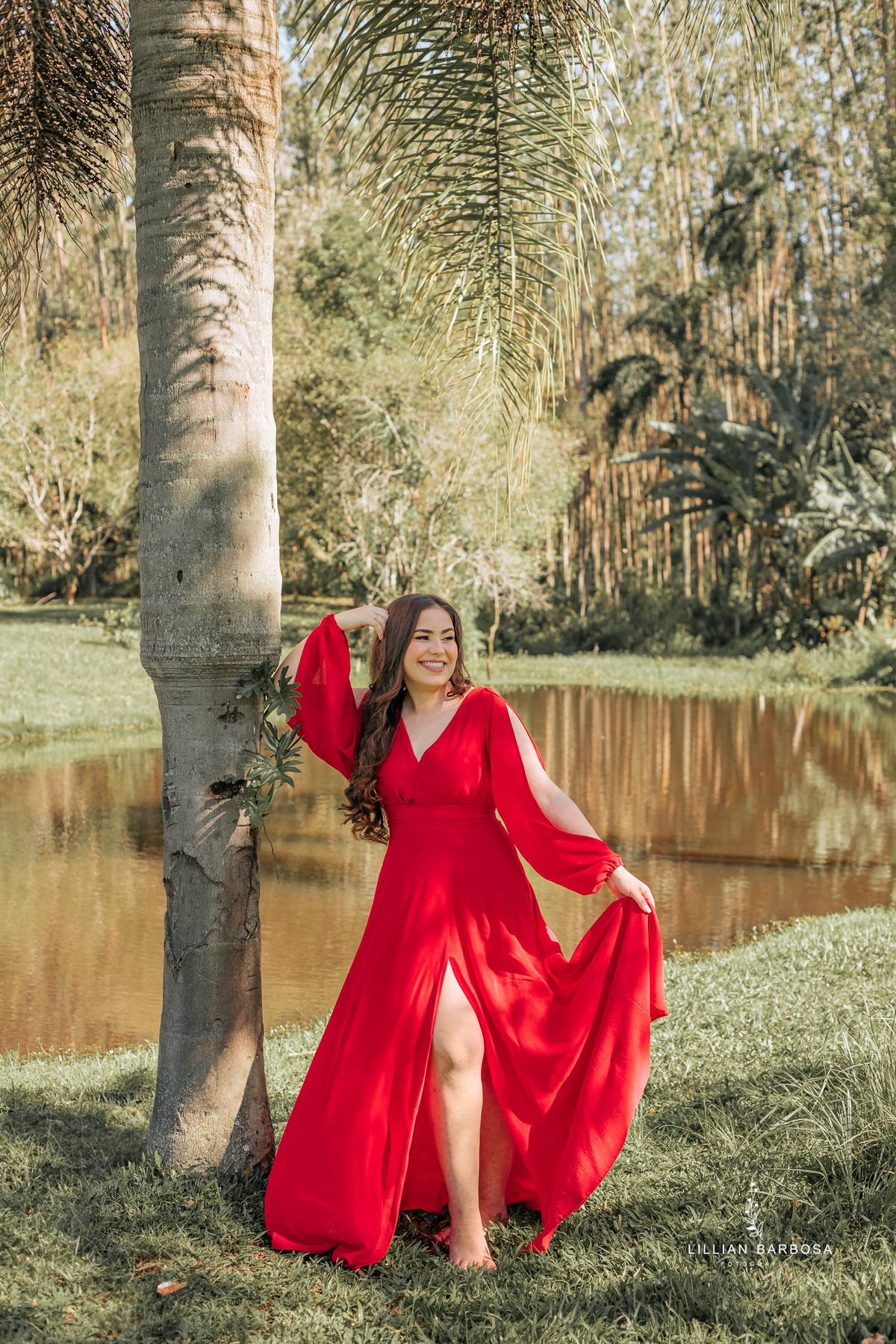 ensaio-de-quinze-anos-sitio-em-treviso-vestido vermelho-e-branco-no-rio-com-bory-preto-fotografa-de-lauro-muller-santa-catarina