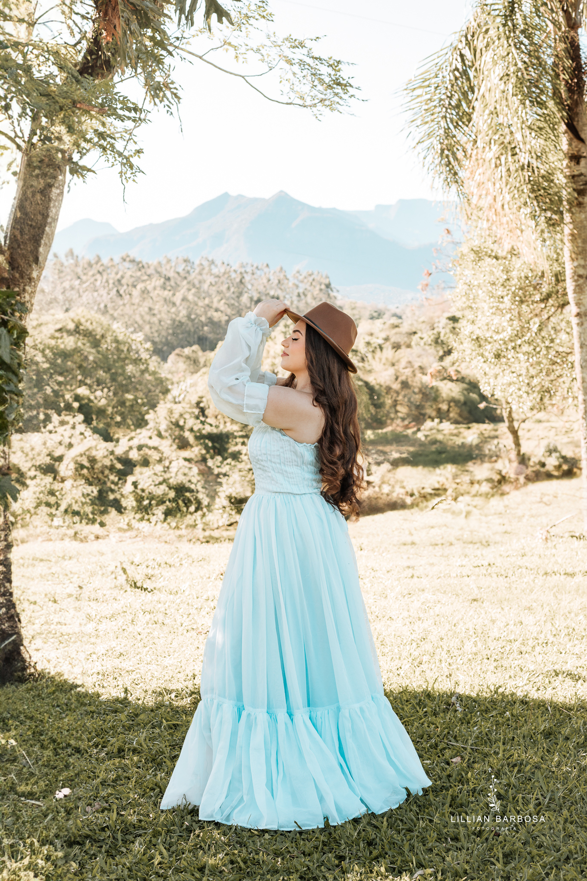 ensaio-de-quinze-anos-sitio-em-treviso-vestido vermelho-e-branco-no-rio-com-bory-preto-fotografa-de-lauro-muller-santa-catarina