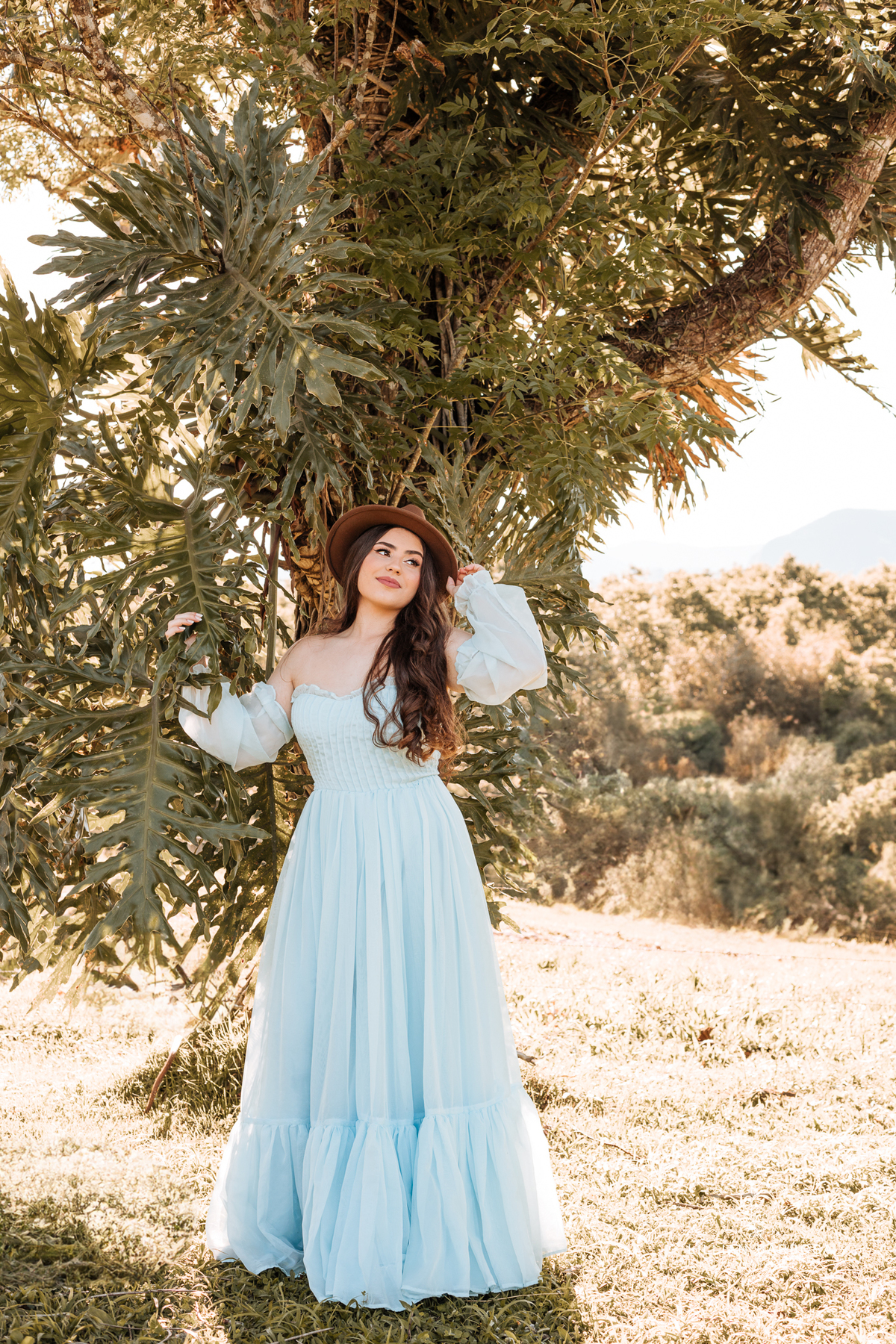 ensaio-de-quinze-anos-sitio-em-treviso-vestido vermelho-e-branco-no-rio-com-bory-preto-fotografa-de-lauro-muller-santa-catarina