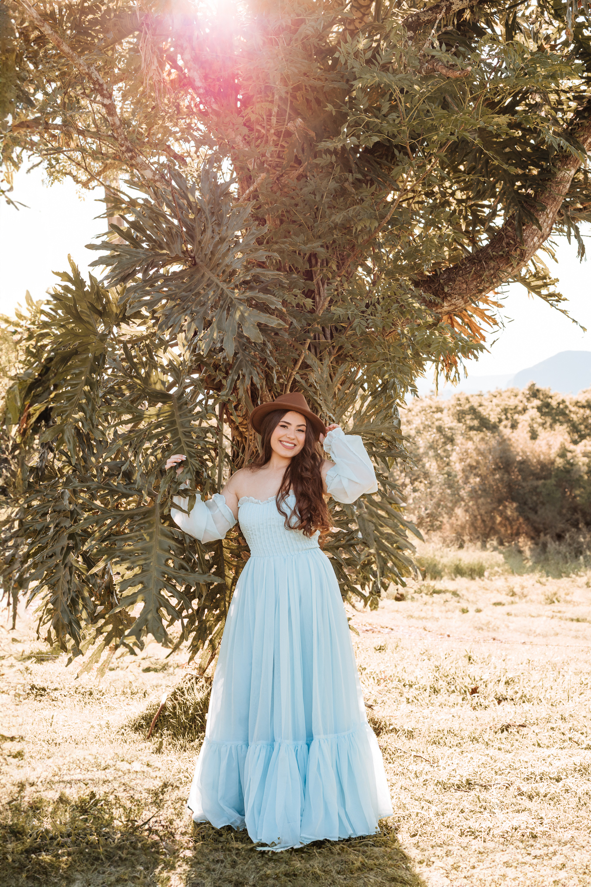 ensaio-de-quinze-anos-sitio-em-treviso-vestido vermelho-e-branco-no-rio-com-bory-preto-fotografa-de-lauro-muller-santa-catarina